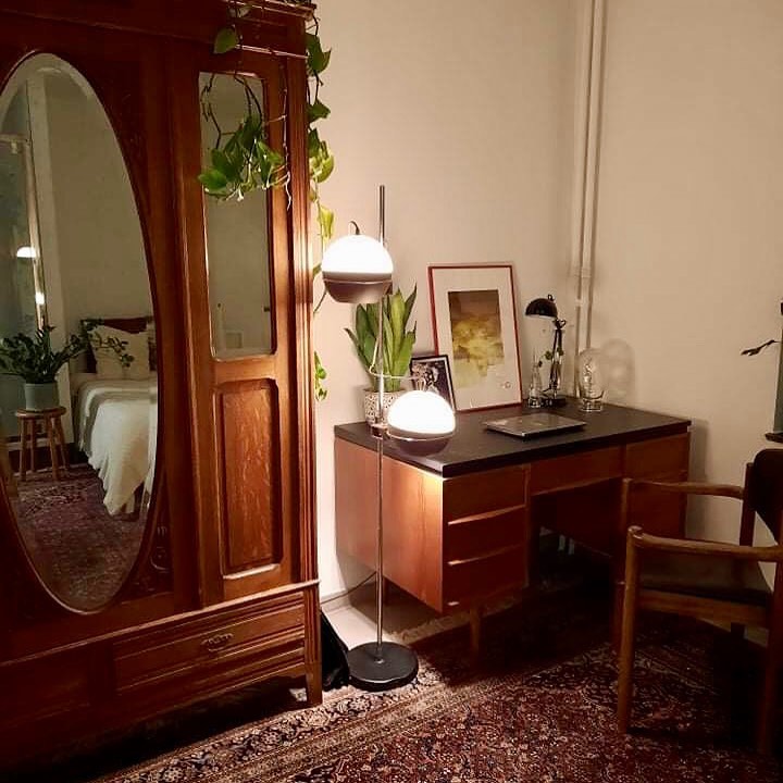 ????MIX AND MATCH ????Wat vinden jullie van deze samenstelling? Rustiek gecombineerd met vintage, paar plantjes, designer Dijkstra lamp et voilà… @roxanne.foster Bedankt voor je aankoop en je toffe inspo foto ????#customerpic #dijkstralamp #vintagelamp #vintagedesk #vintageinspo #vintagestyle #vinrageinterior #vintagedealer #vintagedealersofinstagram #tweedehandsmeubelentekoop