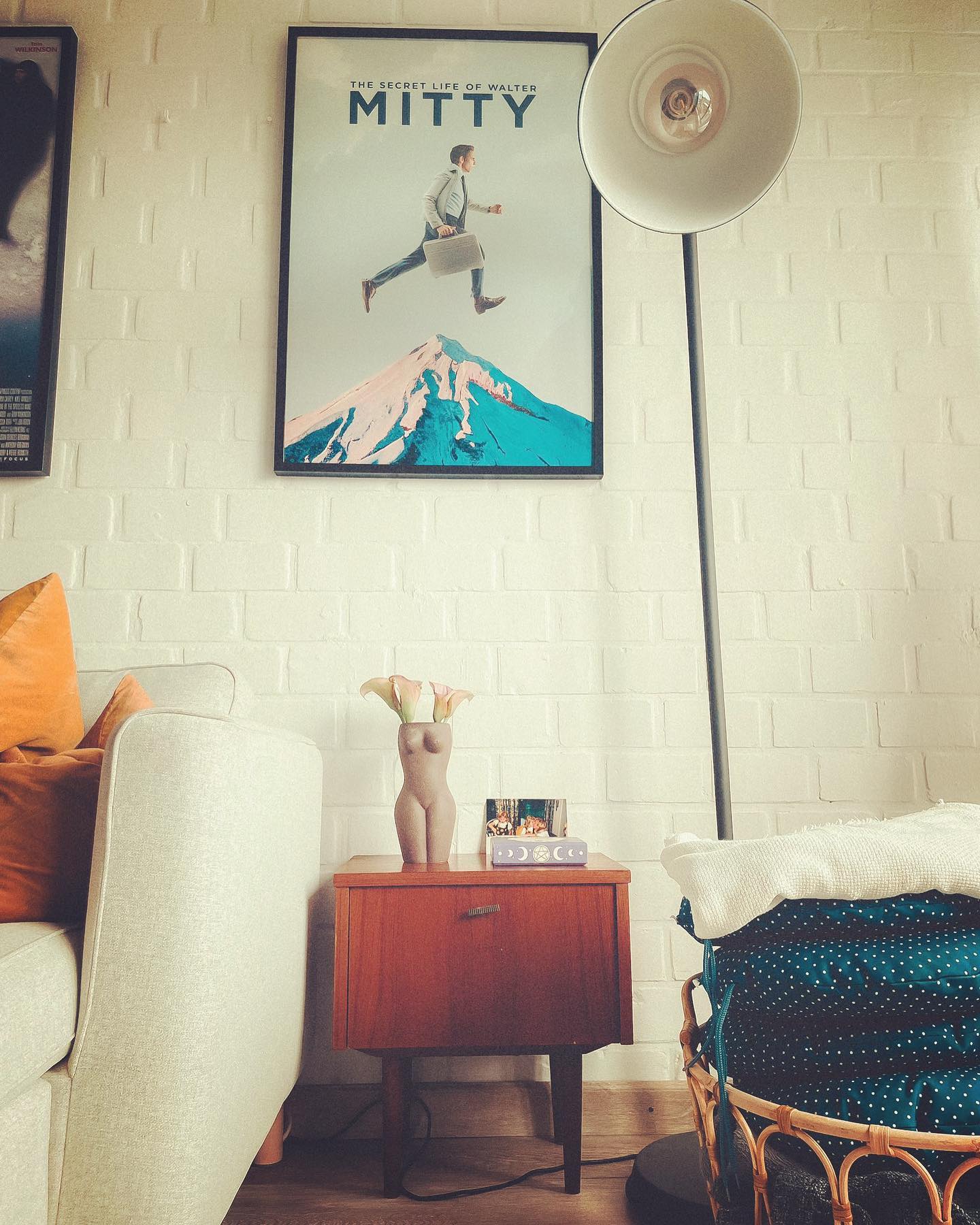 CUSTOMER PIC : 1 kastje, 2 looksDit vintage mini kastje wordt op de eerste foto als bijzettafeltje gebruikt, naast de zetel. Datzelfde vintage meubeltje kan ook dienen als nachtkastje. Toegegeven, de toffe deco van de klant maakt er een pinterest fotootje van. Needless to say dat ze filmliefhebber zijn ????. Bedankt @dwayned92 voor de leuke fotos. #customerpic #minikastje #filmposter #mittyposter #interstallarmovie #movieposters #filmliefhebber #interiordesign #vintageinspired #vintageinspiration #vintagenachtkastje #chevetvintage #vintagenightstand