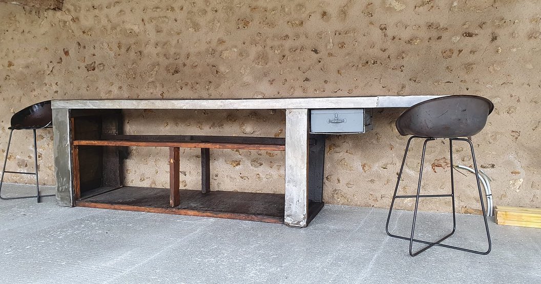 WAAR STAAT DEZE OUDE WERKBANK NU?????Gevonden in Belgie, bij een autohandelaar, de werkbank hing vol olie en smeer. Na vele uurtjes poetsen staat hij te pronken in een XL vierkantshoeve van 1000 vierkante meter in la douce France ????. Volgend jaar gaan ze open na een grondige renovatie: B&B Les grands oiseaux Fier dat daar een item van ITEMZ staat! ????Zoek je nog een oude werkbank als bar of oude tractor krukken? ????check itemz.be ????#vierkantshoeve #oudehoeve #industrielewerkbank #ancienetabli #oldworkbench #bedandbreakfast #lesgrandsoiseaux #tweedehandsmeubels #customerpic