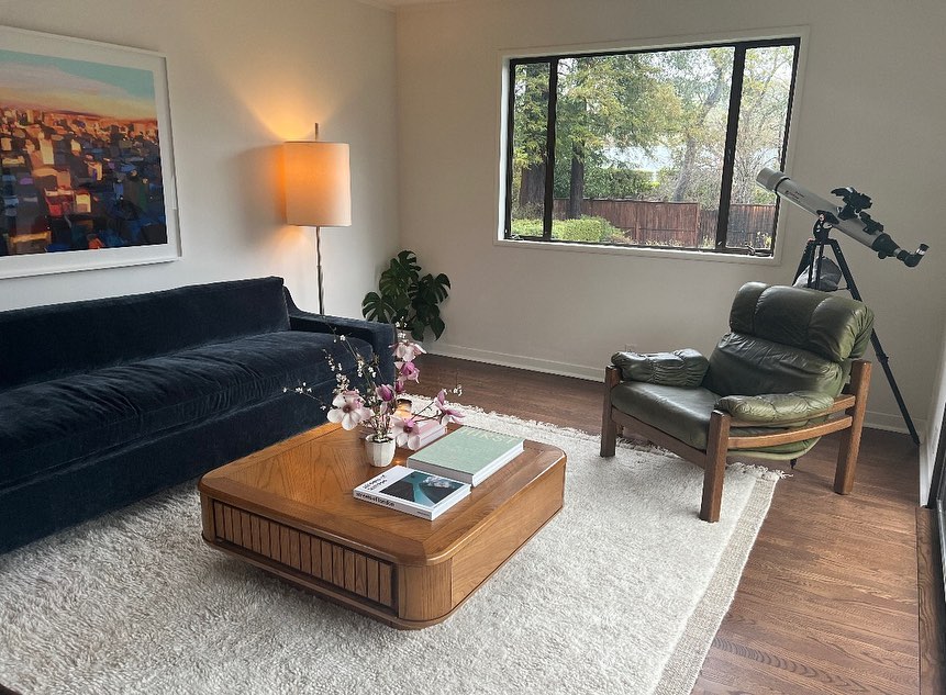 ITEMZ levering tot in California, Amerika ????️????️????️Om de internationale markt te bereiken staan veel items ook op het platform Etsy. Dit is een wereldwijde bekende marktplaats en vooral bij de Amerikaanse markt. Meestal zijn de vintage items groot, waardoor de shipping kosten veeel te duur zijn in verhouding met het item zelf. Deze klant was echter verliefd op de vintage stoere lederen eenzit. Het heeft inderdaad veel moeite gekost om hem daar te krijgen, zeewaardig internationaal verpakken, inklaring via een lokale custom agent, levering aan deur. In Amerika mag je in sommige residentiële wijken niet rijden met een grotere camionette. Zoveel factoren om mee rekening te houden. De zetel is na 8 weken eindelijk op haar plaats en ze had geen betere nieuwe thuis kunnen krijgen????.thx Kelly for buying and having trust in the delivery process .. and being patient ????????????#customerpic #vintagearmchair #brutalistchair #interiordesign #interiorpicture #vintageeenzit #fauteuilvintage #groenleder