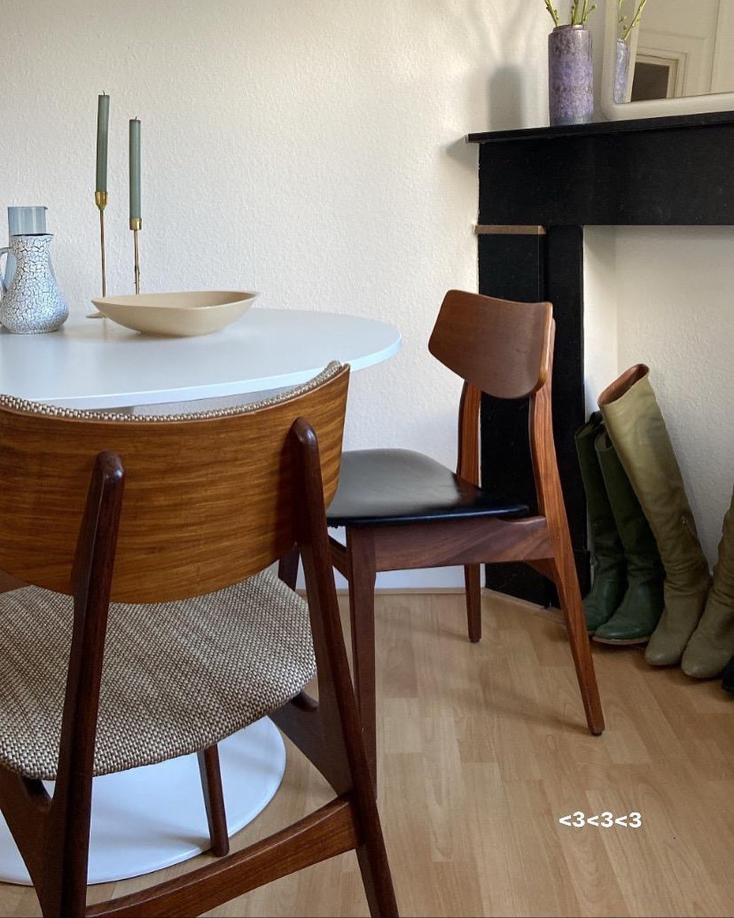 ????CUSTOMER PIC : van de nonnen naar Maastricht????Witte ronde tafel combi met houten stoelen, uiteraard vintage ???? én designer Van Teeffelen. Origineel was dit een vondst uit een klooster????. Nu begint er een tweede leven in Maastricht. Bedankt, Emma, voor je aankoop & foto. ????#vintagestoel #vintagechair #vanteeffelendesign #vanteeffelenchair #designer #vintagedesign #customerpic #louisvanteeffelen #louisvanteeffelenstoelen